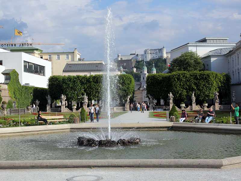 Глазами очевидцев: фонтан на фоне крепости. Парк Мирабель